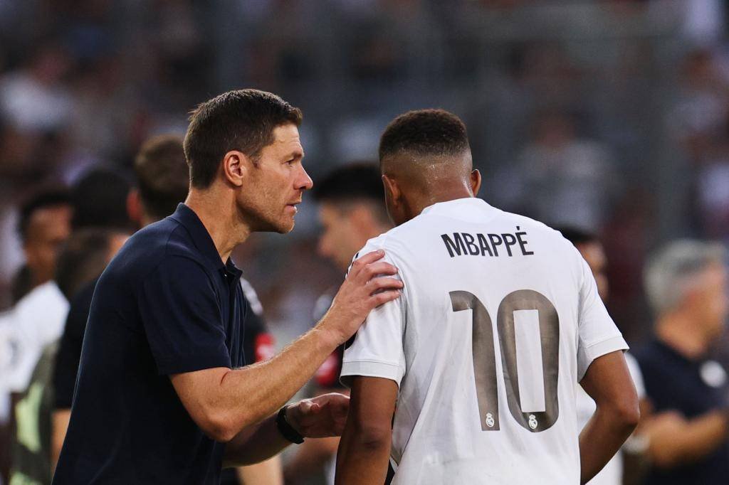 TouchlineX's tweet image. 🚨 𝐄𝐗𝐂𝐋𝐔𝐒𝐈𝐕𝐄: 

Xabi Alonso is very unhappy about Kylian Mbappé's behavior yesterday. 

Even though the coach wanted his players to give a Guard of Honor to Barcelona, Mbappé asked his teammates to get off the pitch. 

Xabi feels this is a direct threat to his authority.