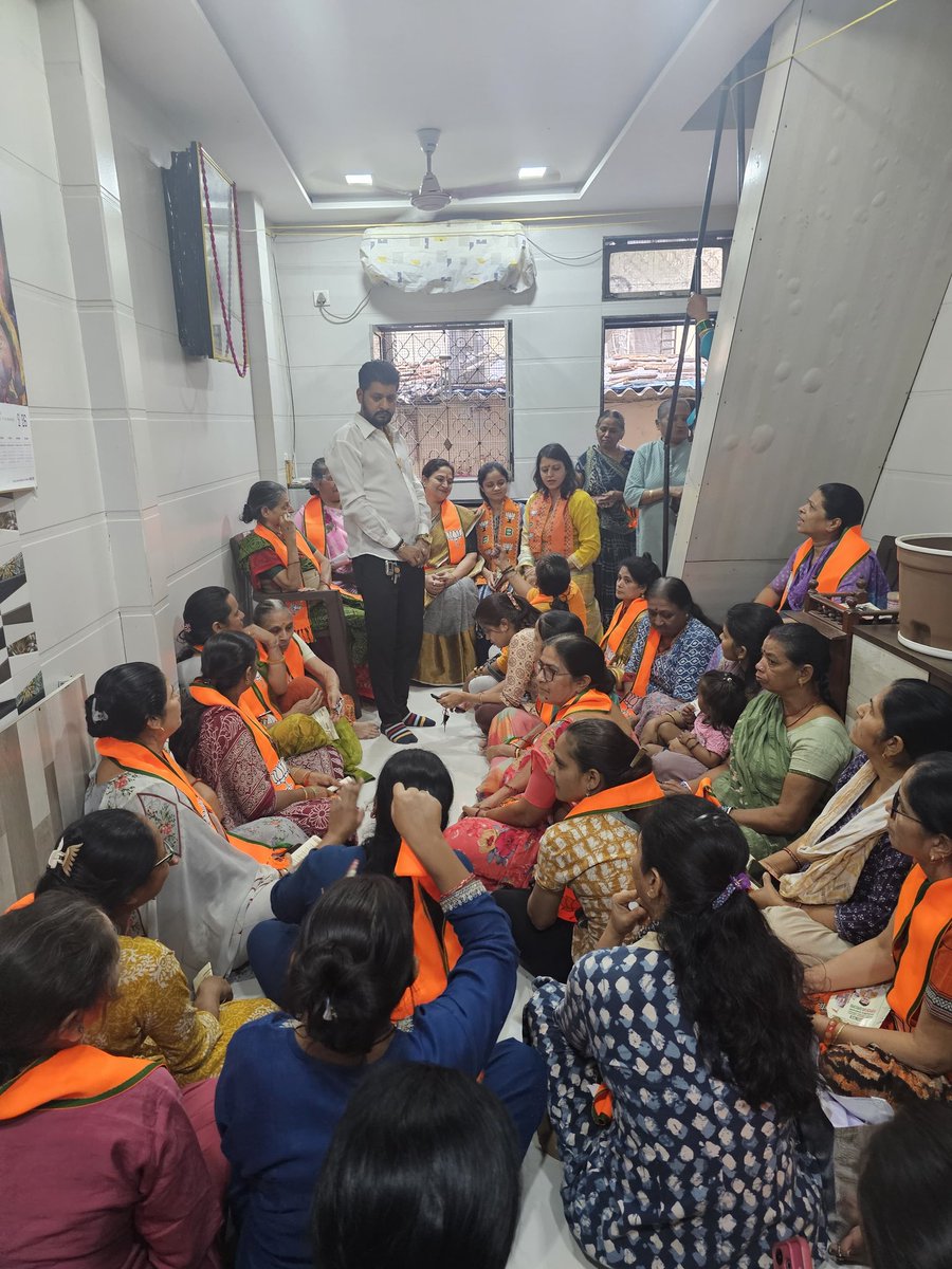 komal1309831's tweet photo. मुंबई महानगरपालिका के चुनाव में वार्ड क्रमांक 35 की राखी गौरव शाह जी  के नेतृत्व में शैलेश नगर, सापूरपाडा मे पॉकेट सभा रखी गई |@narendramodi @PiyushGoyal @MPLodha @ShelarAshish  @BJPMahilaMorcha https://t.co/9hOPoDazj6