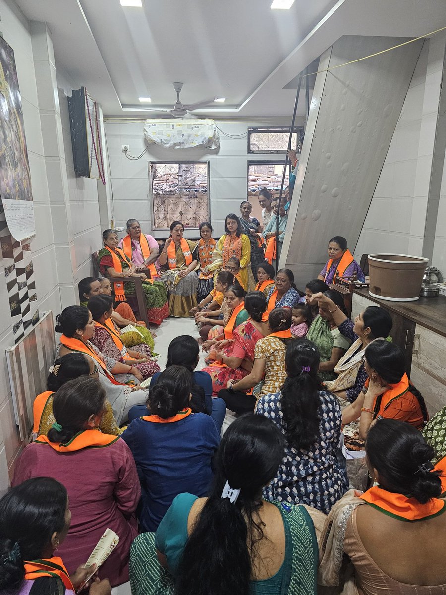 komal1309831's tweet photo. मुंबई महानगरपालिका के चुनाव में वार्ड क्रमांक 35 की राखी गौरव शाह जी  के नेतृत्व में शैलेश नगर, सापूरपाडा मे पॉकेट सभा रखी गई |@narendramodi @PiyushGoyal @MPLodha @ShelarAshish  @BJPMahilaMorcha https://t.co/9hOPoDazj6