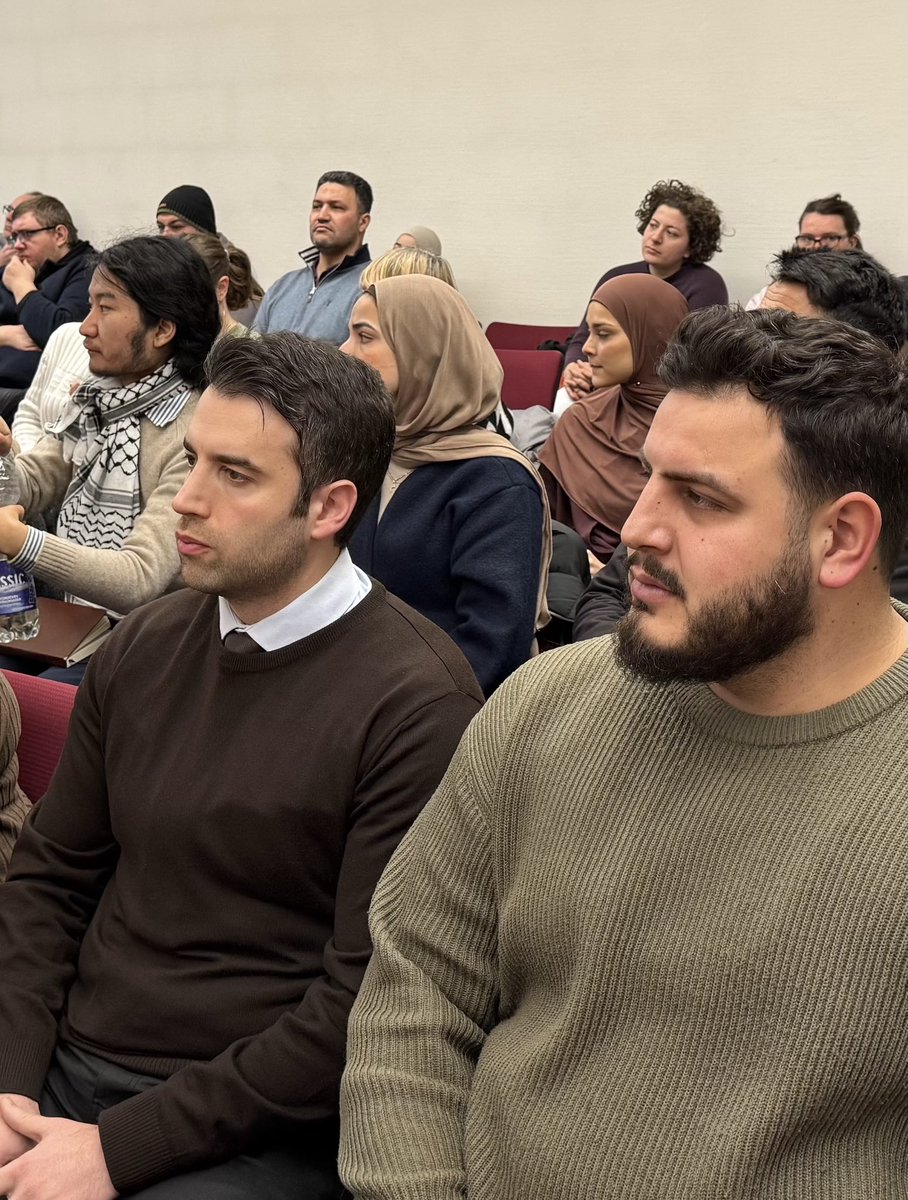 Cicek_Selcuk's tweet photo. Katliama kurban giden Rahma Ayat kardeşimizin katilinin yargılandığı #Hannover’deki duruşmaya katıldık.
Acılı ailesinin yanında olmak, adalet haykırışlarına kayıtsız kalmamak ve bir #IGMG camiası olarak maddi-manevi tüm desteğimizi hissettirmek için oradaydık.

#Cezayir’de mimarlık eğitimi almış, #Almanya’ya yalnız gelerek yeni bir hayata tutunmuş, hemşire olarak çalışan ve güler yüzüyle, ahlakıyla ve insanlığıyla herkesin gönlünde yer edinmiş Rahma (Rahmet) kardeşimiz, üst komşusunun evini basarak gerçekleştirdiği bıçaklı saldırı sonucu aramızdan koparıldı. Suçsuz, savunmasız bir can daha nefretin kurbanı oldu.

Katilin ve avukatının savunmasını, olay anının anlatımını ve yaşananların tüm detaylarını mahkeme salonunda dinlemek gerçekten can yakıcıydı.
Katilin anlattıkları karşısında her dakika gözyaşı döken annesinin, babasının ve kardeşlerinin o tarifsiz hüznünü anlatacak kelime hazinem yok. 

Bu acı unutulamalı. Tıpkı şehit Merve Şerbini’yi unutmadığımız ve unutturmadığımız gibi. Rahma kardeşimize rahmet, kederli ailesine güç kuvvet diliyorum. Tüm duruşmalara katılan ve aileyi yalnız bırakmayan Adem Tatlı nezdinde tüm Hannover Bölge Teşkilatımıza, KT-KGT-GT Başkanlarıma ve mevzuya sahip çıkan herkese teşekkür ediyorum.