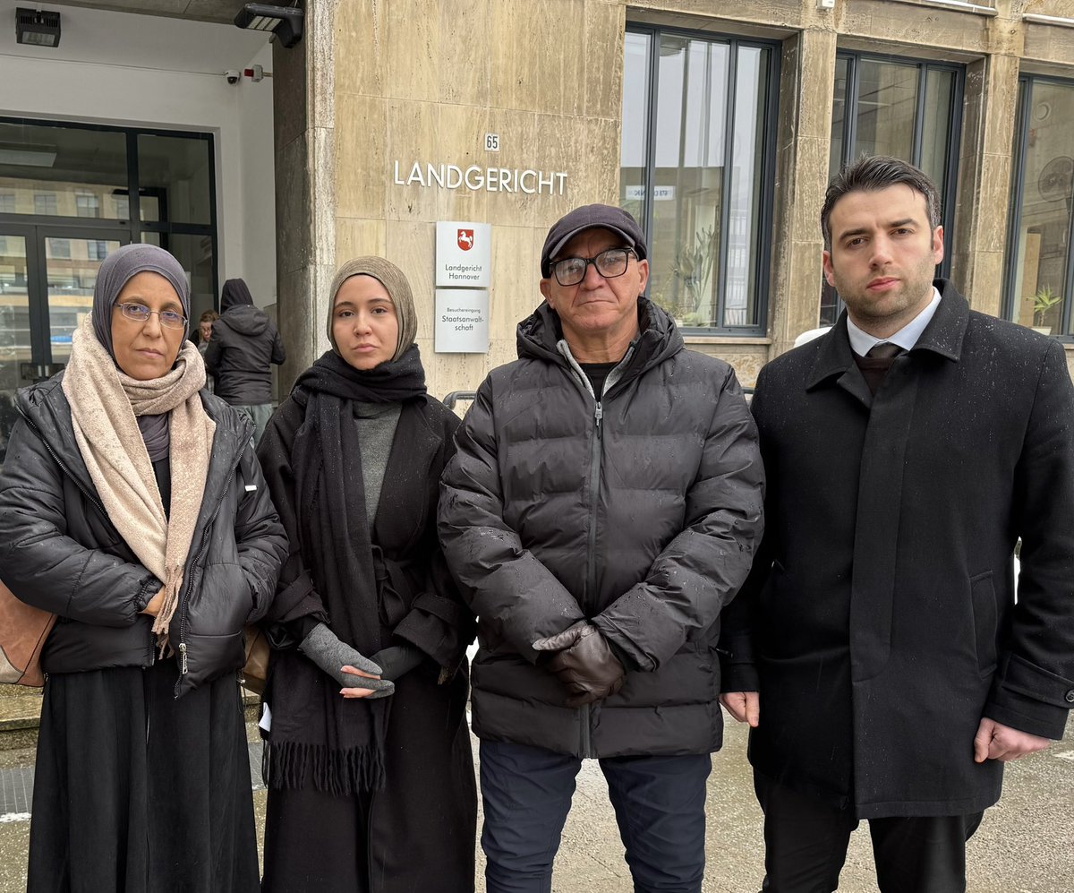 Cicek_Selcuk's tweet photo. Katliama kurban giden Rahma Ayat kardeşimizin katilinin yargılandığı #Hannover’deki duruşmaya katıldık.
Acılı ailesinin yanında olmak, adalet haykırışlarına kayıtsız kalmamak ve bir #IGMG camiası olarak maddi-manevi tüm desteğimizi hissettirmek için oradaydık.

#Cezayir’de mimarlık eğitimi almış, #Almanya’ya yalnız gelerek yeni bir hayata tutunmuş, hemşire olarak çalışan ve güler yüzüyle, ahlakıyla ve insanlığıyla herkesin gönlünde yer edinmiş Rahma (Rahmet) kardeşimiz, üst komşusunun evini basarak gerçekleştirdiği bıçaklı saldırı sonucu aramızdan koparıldı. Suçsuz, savunmasız bir can daha nefretin kurbanı oldu.

Katilin ve avukatının savunmasını, olay anının anlatımını ve yaşananların tüm detaylarını mahkeme salonunda dinlemek gerçekten can yakıcıydı.
Katilin anlattıkları karşısında her dakika gözyaşı döken annesinin, babasının ve kardeşlerinin o tarifsiz hüznünü anlatacak kelime hazinem yok. 

Bu acı unutulamalı. Tıpkı şehit Merve Şerbini’yi unutmadığımız ve unutturmadığımız gibi. Rahma kardeşimize rahmet, kederli ailesine güç kuvvet diliyorum. Tüm duruşmalara katılan ve aileyi yalnız bırakmayan Adem Tatlı nezdinde tüm Hannover Bölge Teşkilatımıza, KT-KGT-GT Başkanlarıma ve mevzuya sahip çıkan herkese teşekkür ediyorum.