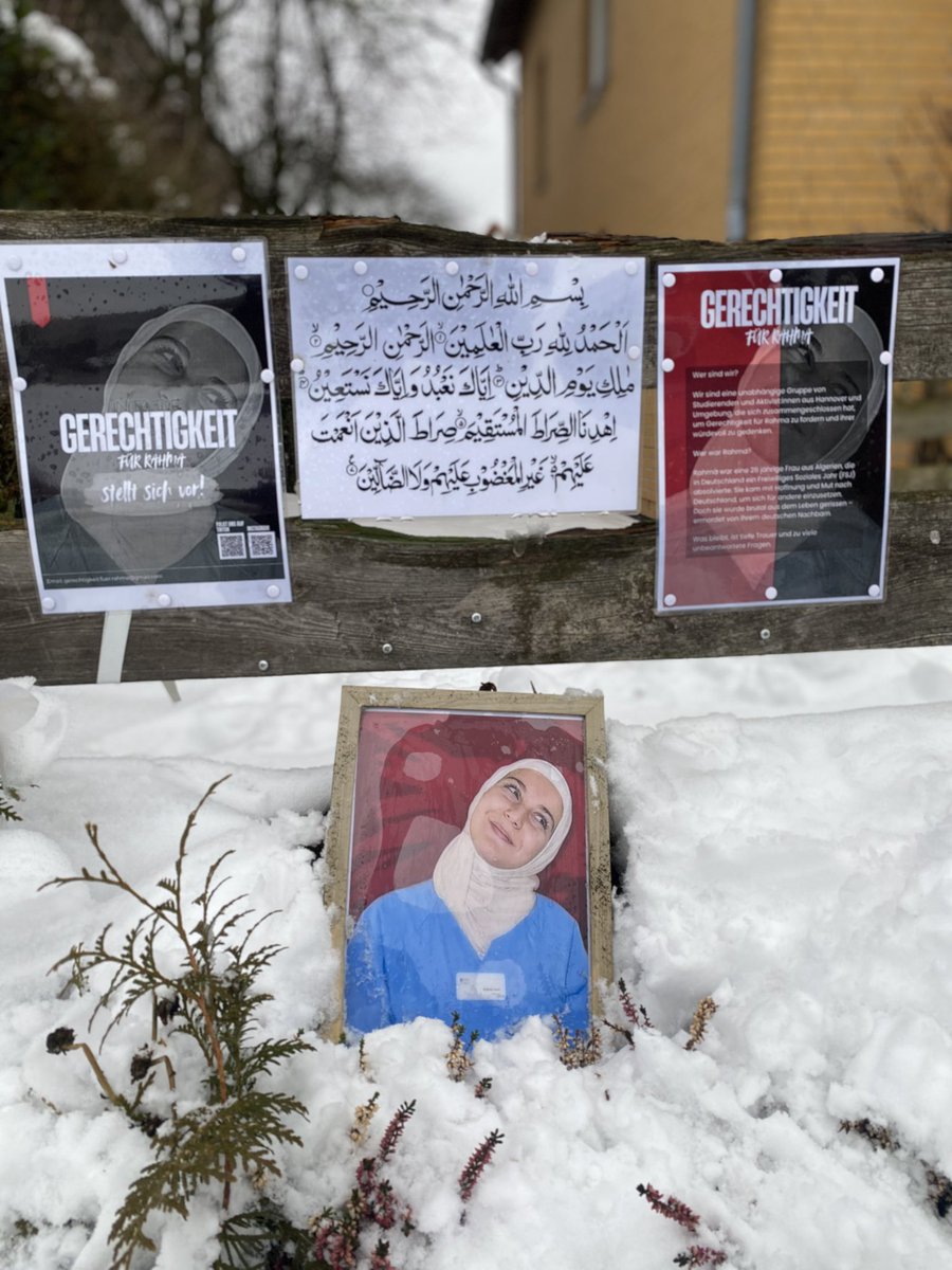 Cicek_Selcuk's tweet photo. Katliama kurban giden Rahma Ayat kardeşimizin katilinin yargılandığı #Hannover’deki duruşmaya katıldık.
Acılı ailesinin yanında olmak, adalet haykırışlarına kayıtsız kalmamak ve bir #IGMG camiası olarak maddi-manevi tüm desteğimizi hissettirmek için oradaydık.

#Cezayir’de mimarlık eğitimi almış, #Almanya’ya yalnız gelerek yeni bir hayata tutunmuş, hemşire olarak çalışan ve güler yüzüyle, ahlakıyla ve insanlığıyla herkesin gönlünde yer edinmiş Rahma (Rahmet) kardeşimiz, üst komşusunun evini basarak gerçekleştirdiği bıçaklı saldırı sonucu aramızdan koparıldı. Suçsuz, savunmasız bir can daha nefretin kurbanı oldu.

Katilin ve avukatının savunmasını, olay anının anlatımını ve yaşananların tüm detaylarını mahkeme salonunda dinlemek gerçekten can yakıcıydı.
Katilin anlattıkları karşısında her dakika gözyaşı döken annesinin, babasının ve kardeşlerinin o tarifsiz hüznünü anlatacak kelime hazinem yok. 

Bu acı unutulamalı. Tıpkı şehit Merve Şerbini’yi unutmadığımız ve unutturmadığımız gibi. Rahma kardeşimize rahmet, kederli ailesine güç kuvvet diliyorum. Tüm duruşmalara katılan ve aileyi yalnız bırakmayan Adem Tatlı nezdinde tüm Hannover Bölge Teşkilatımıza, KT-KGT-GT Başkanlarıma ve mevzuya sahip çıkan herkese teşekkür ediyorum.