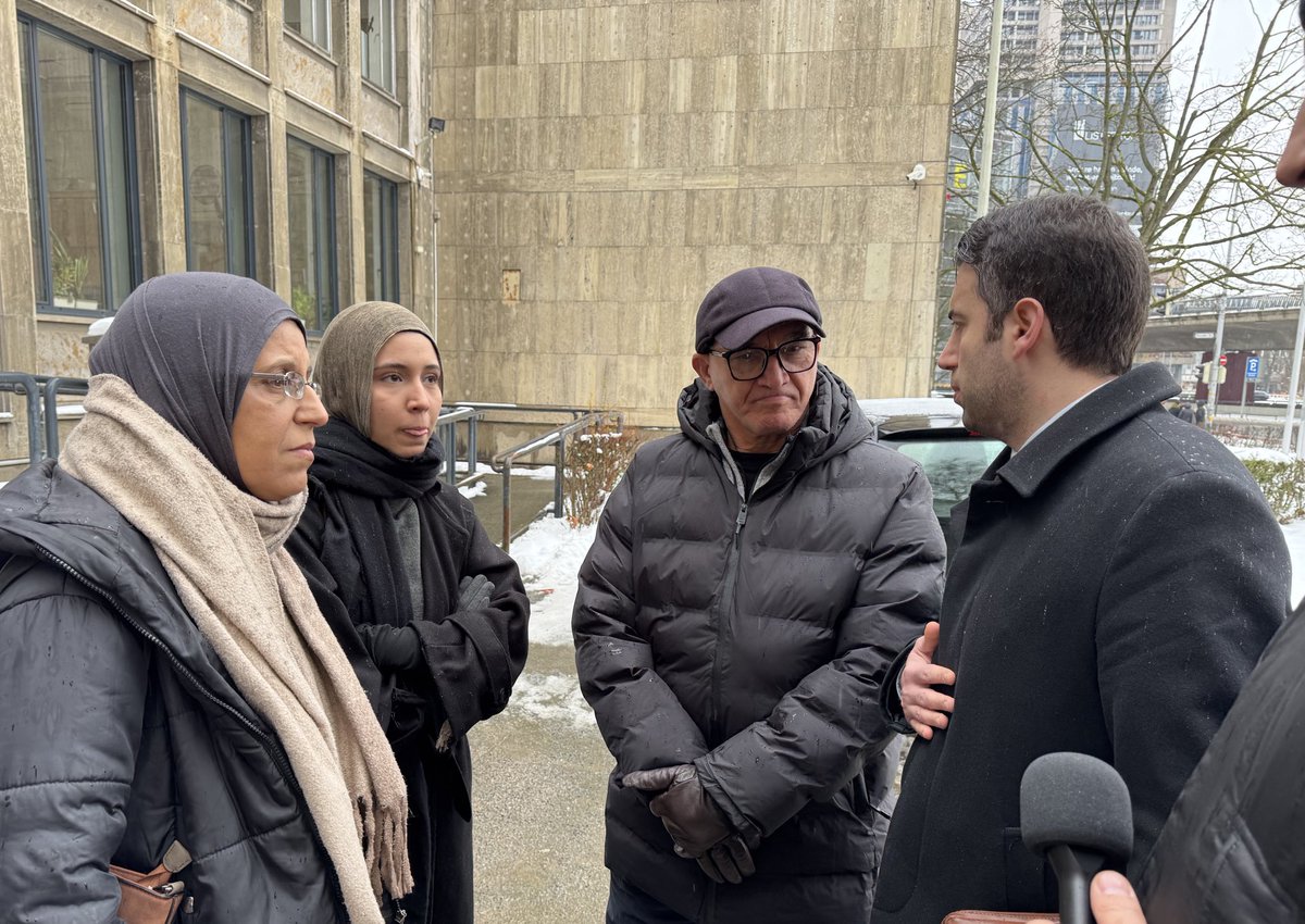Cicek_Selcuk's tweet photo. Katliama kurban giden Rahma Ayat kardeşimizin katilinin yargılandığı #Hannover’deki duruşmaya katıldık.
Acılı ailesinin yanında olmak, adalet haykırışlarına kayıtsız kalmamak ve bir #IGMG camiası olarak maddi-manevi tüm desteğimizi hissettirmek için oradaydık.

#Cezayir’de mimarlık eğitimi almış, #Almanya’ya yalnız gelerek yeni bir hayata tutunmuş, hemşire olarak çalışan ve güler yüzüyle, ahlakıyla ve insanlığıyla herkesin gönlünde yer edinmiş Rahma (Rahmet) kardeşimiz, üst komşusunun evini basarak gerçekleştirdiği bıçaklı saldırı sonucu aramızdan koparıldı. Suçsuz, savunmasız bir can daha nefretin kurbanı oldu.

Katilin ve avukatının savunmasını, olay anının anlatımını ve yaşananların tüm detaylarını mahkeme salonunda dinlemek gerçekten can yakıcıydı.
Katilin anlattıkları karşısında her dakika gözyaşı döken annesinin, babasının ve kardeşlerinin o tarifsiz hüznünü anlatacak kelime hazinem yok. 

Bu acı unutulamalı. Tıpkı şehit Merve Şerbini’yi unutmadığımız ve unutturmadığımız gibi. Rahma kardeşimize rahmet, kederli ailesine güç kuvvet diliyorum. Tüm duruşmalara katılan ve aileyi yalnız bırakmayan Adem Tatlı nezdinde tüm Hannover Bölge Teşkilatımıza, KT-KGT-GT Başkanlarıma ve mevzuya sahip çıkan herkese teşekkür ediyorum.