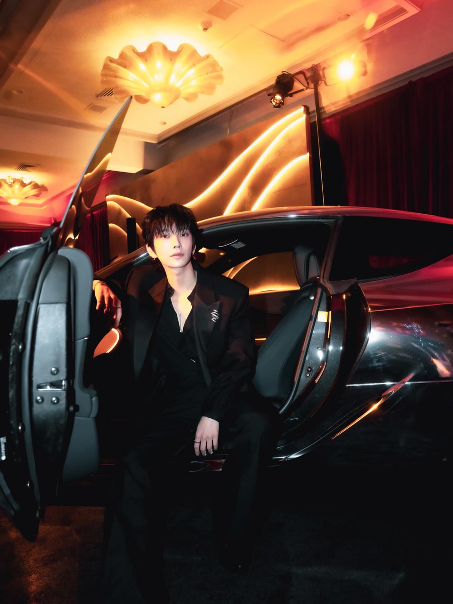 LisaStar327's tweet image. All three have reasons, and all are equally valid.

Lisa: she’s part of TWL, a nominated series, and she was a presenter
Jihyo: she attended through a wine brand agreement
Joshua: also through a brand agreement with Lexus

Away with the sexism and congratulations to all three!