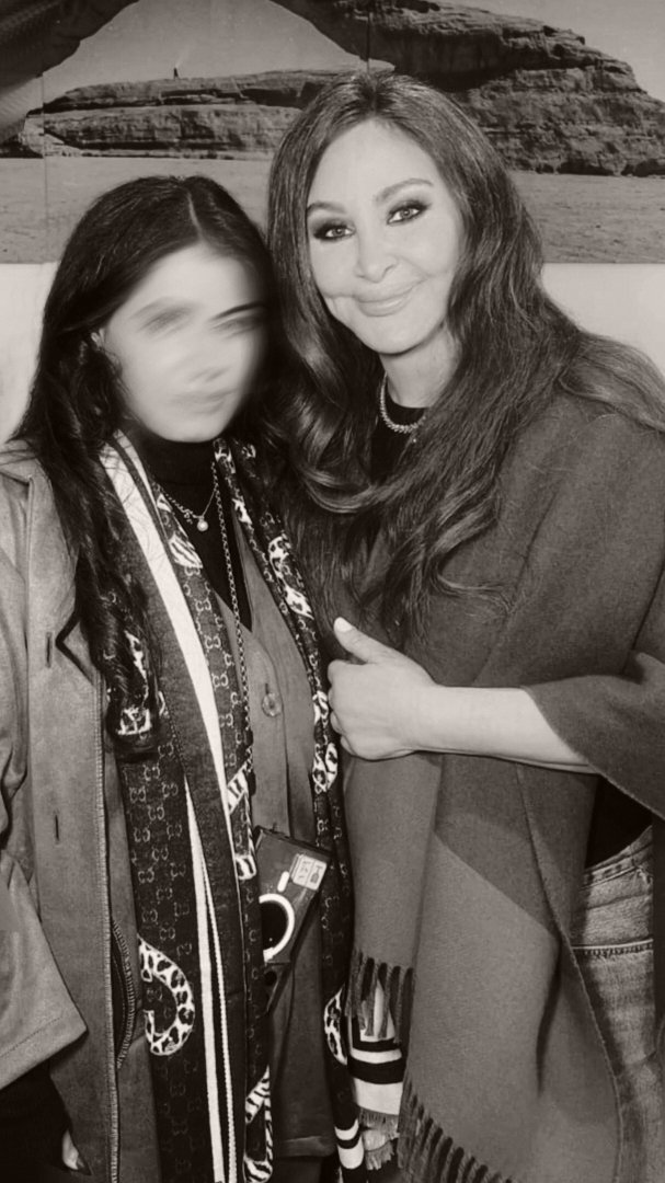 هذه المره الثالثة اشوفها خلال ٧ شهور وانا كل مره ما أستوعب هالشي
الانسانه اللي اعشقها من طفولتي امامي وقاعده المس لطفها ومحبتها
اشكر ربي اللي عطاني العمر وخلاني اشوفك مره واثنين وثلاث ولا اضن اني بشبع منك "وهذه مشكلة ما يحتاج نحلها طبعاً🌚"🫠❤️ <a href="/elissakh/">Elissa</a>