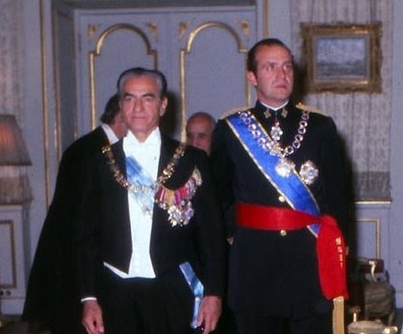 FonsiLoaiza's tweet image. Juan Carlos I pidió dinero al Sha de Persia para financiar la campaña electoral de la UCD de Adolfo Suárez y la oposición iraní financió a la extrema derecha de VOX y pagó el sueldo de 5.000 mensuales a Santi Abascal.