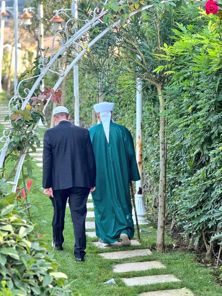 arslanhasan33's tweet photo. Madem linçleniyor, biz de dökelim hakikati ortaya;
O, Gavs-ı Cihan hazretlerinin sırdaşı, 
Gavs-ı Nizam hazretlerinin yoldaşıdır. 

Bizlerin ise Ahmet abisidir. 

Dünyayı elinin tersi ile itti, kendisini maşukunun ayakları altına serdi. 

Sıdk ile yoluna devam ediyor. https://t.co/0aT5CVSYST