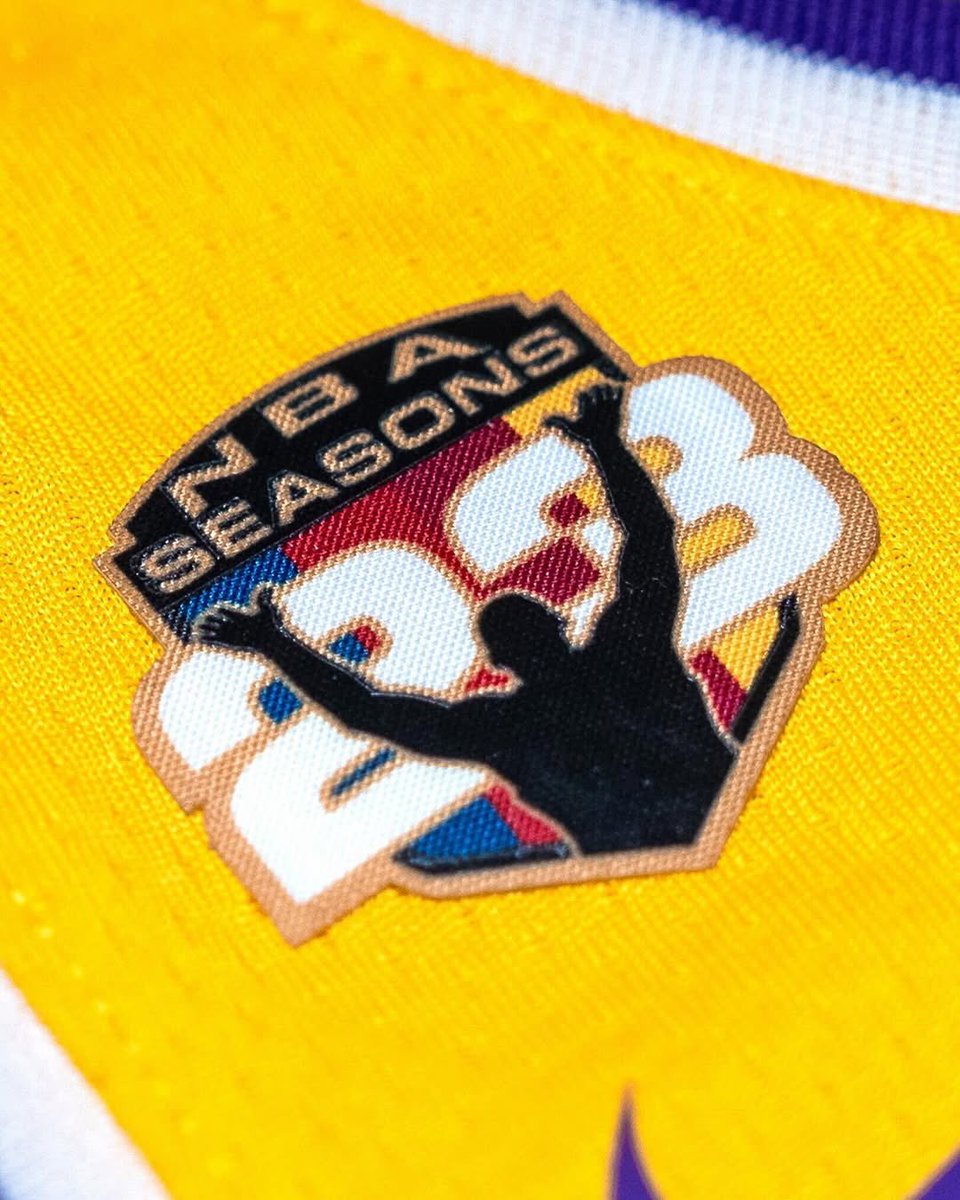 NickDePaula's tweet image. LeBron James will wear a special edition “23 Seasons” jersey patch for the rest of the season.

@Topps will be placing select patches from games into rare trading cards. 

James will begin wearing patch featuring his “chalk toss” tonight in Sacramento, where he made his NBA debut