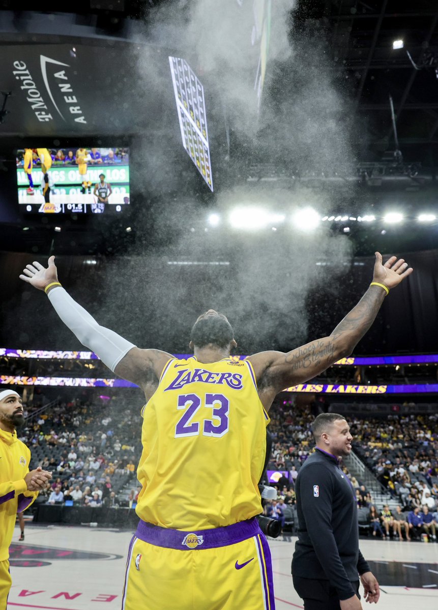 NickDePaula's tweet image. LeBron James will wear a special edition “23 Seasons” jersey patch for the rest of the season.

@Topps will be placing select patches from games into rare trading cards. 

James will begin wearing patch featuring his “chalk toss” tonight in Sacramento, where he made his NBA debut