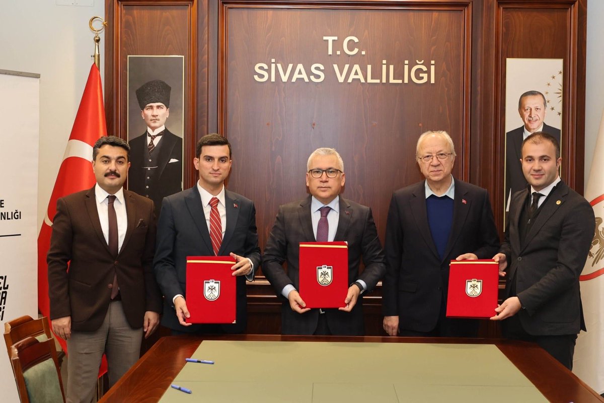 ORANKalkinma's tweet photo. Tarihî ve Kültürel Mirasın Korumasına CMDP ve SOGEP Desteği 

@KalkinmaAjansGM koordinasyonunda Orta Anadolu Kalkınma Ajansı koordinasyonunda #CMDP ve #SOGEP desteğiyle uygulanacak projelerin protokol imza töreni gerçekleştirildi. Sivas Valisi Dr. Yılmaz Şimşek başkanlığında gerçekleştirilen törene Ajans Genel Sekreteri Yunus Emre Şeker, Sivas İl Özel İdaresi Genel Sekreteri Halil İbrahim Yeşilyurt, Sivas İl Genel Meclisi Başkanı Mehmet Şarkışla, ilgili kurum yöneticileri ve proje ekipleri katılım sağladı. 

🏛️ #CMDP kapsamında sözleşmesi imzalanan “Buruciye’de Usta Sesleri Yükseliyor Projesi” ile #UNESCO Dünya Mirası Listesi’ne alınması hedeflenen Sivas tarihi kent meydanında yer Buruciye Medresesi’nin rölöve, restitüsyon ve restorasyonunun yapılması; başta işsiz gençler ve kadınlar olmak üzere eğitim, sosyal ve kültürel hizmetlerin sunulması ile geleneksel el sanatları, mesleki ve kişisel gelişim etkinliklerinin hayata geçirilmesi amaçlanıyor.

🧣🧵🧶 #SOGEP kapsamında sözleşmesi imzalanan “Doğadan Sanata Kök Boya Atölyesi Projesi” ile kadın istihdamına katkı sağlanması, geleneksel üretim kültürünün yeniden canlandırılması ve yerel değerleri koruyarak ekonomik ve kültürel sürdürülebilirliğin sağlanması hedefleniyor.

@TCSanayi
@KalkinmaAjansGM
@sivasvaliligi
@sivasmem
@sivasolgunlasma 

#YerelKalkınmaHamlesi