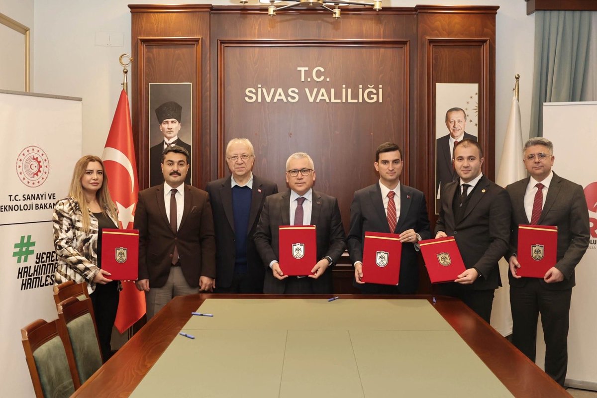 ORANKalkinma's tweet photo. Tarihî ve Kültürel Mirasın Korumasına CMDP ve SOGEP Desteği 

@KalkinmaAjansGM koordinasyonunda Orta Anadolu Kalkınma Ajansı koordinasyonunda #CMDP ve #SOGEP desteğiyle uygulanacak projelerin protokol imza töreni gerçekleştirildi. Sivas Valisi Dr. Yılmaz Şimşek başkanlığında gerçekleştirilen törene Ajans Genel Sekreteri Yunus Emre Şeker, Sivas İl Özel İdaresi Genel Sekreteri Halil İbrahim Yeşilyurt, Sivas İl Genel Meclisi Başkanı Mehmet Şarkışla, ilgili kurum yöneticileri ve proje ekipleri katılım sağladı. 

🏛️ #CMDP kapsamında sözleşmesi imzalanan “Buruciye’de Usta Sesleri Yükseliyor Projesi” ile #UNESCO Dünya Mirası Listesi’ne alınması hedeflenen Sivas tarihi kent meydanında yer Buruciye Medresesi’nin rölöve, restitüsyon ve restorasyonunun yapılması; başta işsiz gençler ve kadınlar olmak üzere eğitim, sosyal ve kültürel hizmetlerin sunulması ile geleneksel el sanatları, mesleki ve kişisel gelişim etkinliklerinin hayata geçirilmesi amaçlanıyor.

🧣🧵🧶 #SOGEP kapsamında sözleşmesi imzalanan “Doğadan Sanata Kök Boya Atölyesi Projesi” ile kadın istihdamına katkı sağlanması, geleneksel üretim kültürünün yeniden canlandırılması ve yerel değerleri koruyarak ekonomik ve kültürel sürdürülebilirliğin sağlanması hedefleniyor.

@TCSanayi
@KalkinmaAjansGM
@sivasvaliligi
@sivasmem
@sivasolgunlasma 

#YerelKalkınmaHamlesi