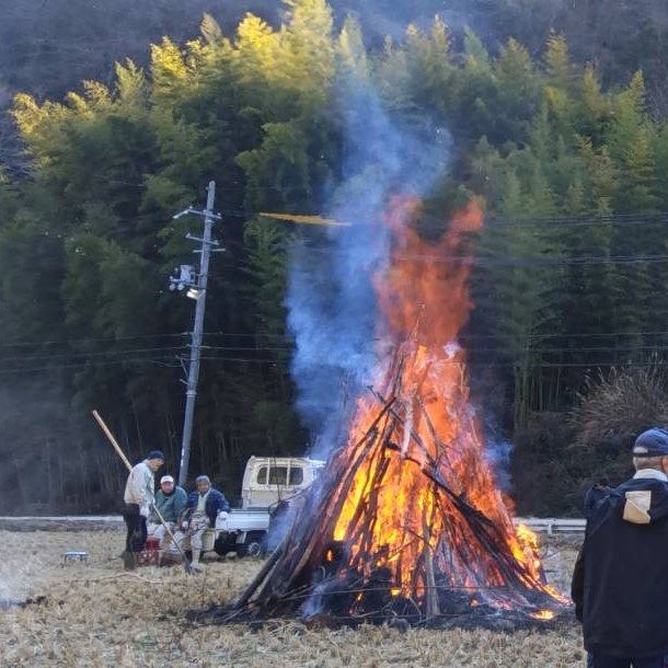 本日大鳥圭介生誕地の前の石戸公民館傍で、とんどのお焚き上げが行われ、写真を万里さんから頂きました。お正月の門松・しめ縄などを焚き上げ無病息災が祈られました。