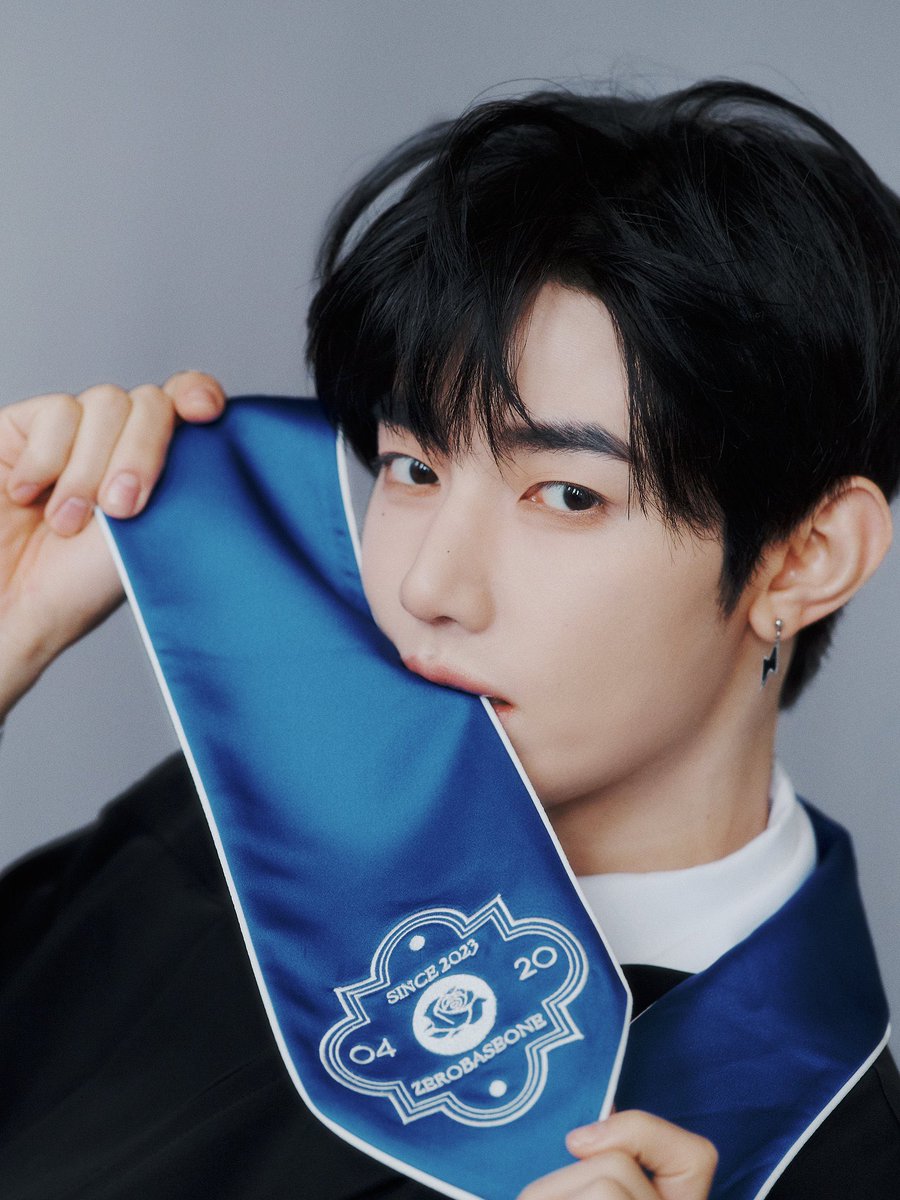 ringsarix's tweet image. 0 absences
4.5 GPA
Straight A’s
#GRADUATED