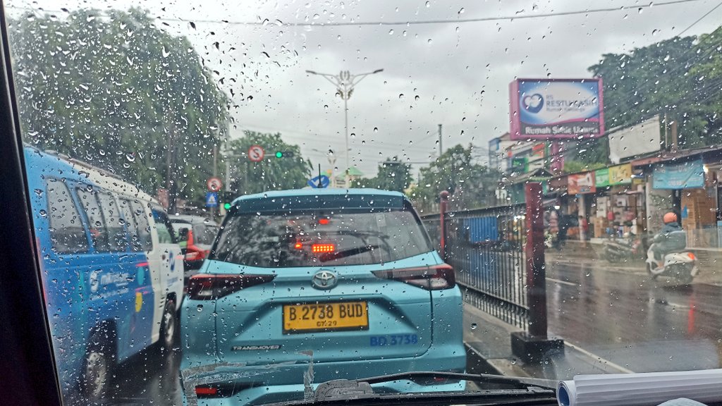 heySatrio_'s tweet photo. Ini bisa adibikin jpo aja ga si. 
Katanya lebih safety

Lokasi kramat jati https://t.co/AMCv8E8jyq