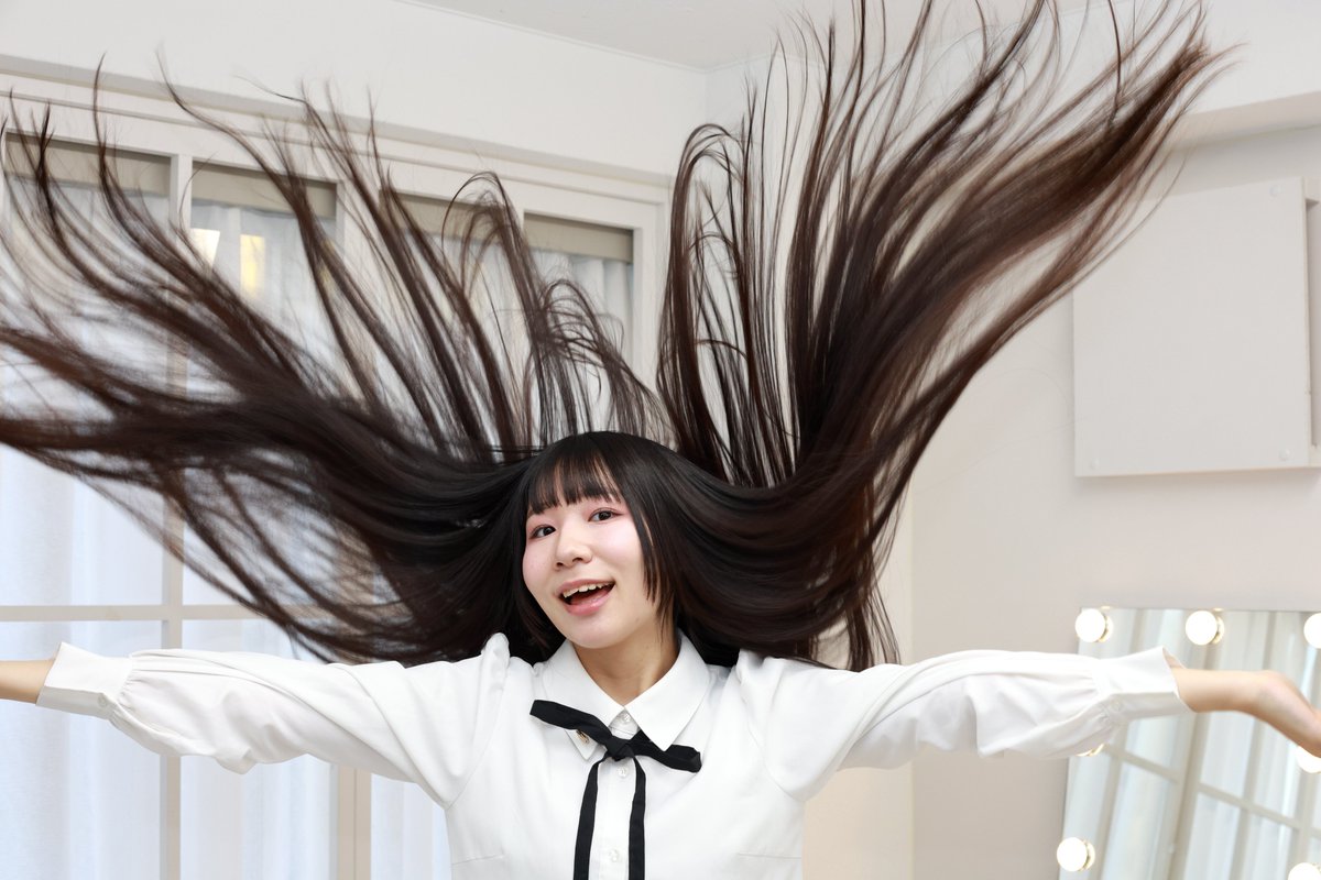 黒髪スーパーロングヘアの動と静。 どちらのシーンもロングヘアが持つ