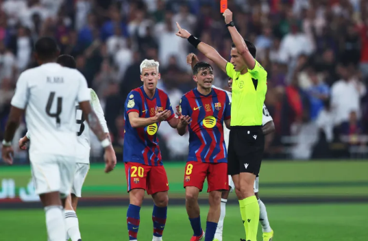 جدل حول قرارات حكم مباراة برشلونة وريال مدريد بكأس السوبر 