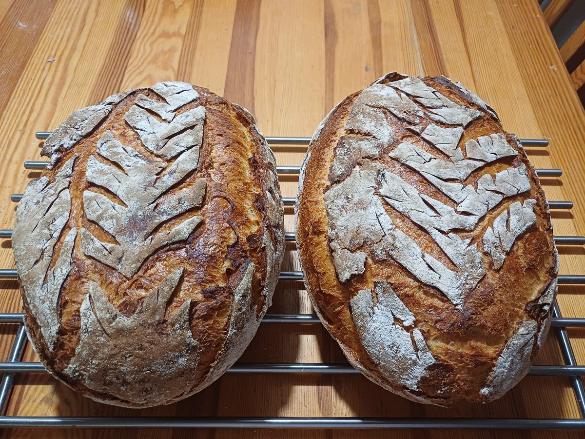 Chlebki na zakwasie żytnim. 
Mąka orkiszowa i samopsza. 
Piekę od 1,5 roku, ale ciągle jeszcze się uczę. 
Trudna sztuka, ale rodzina chwali 😍