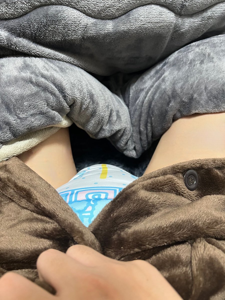yu_ABDL's tweet photo. こたつの中でおむつ！ https://t.co/bBmiuQvc94