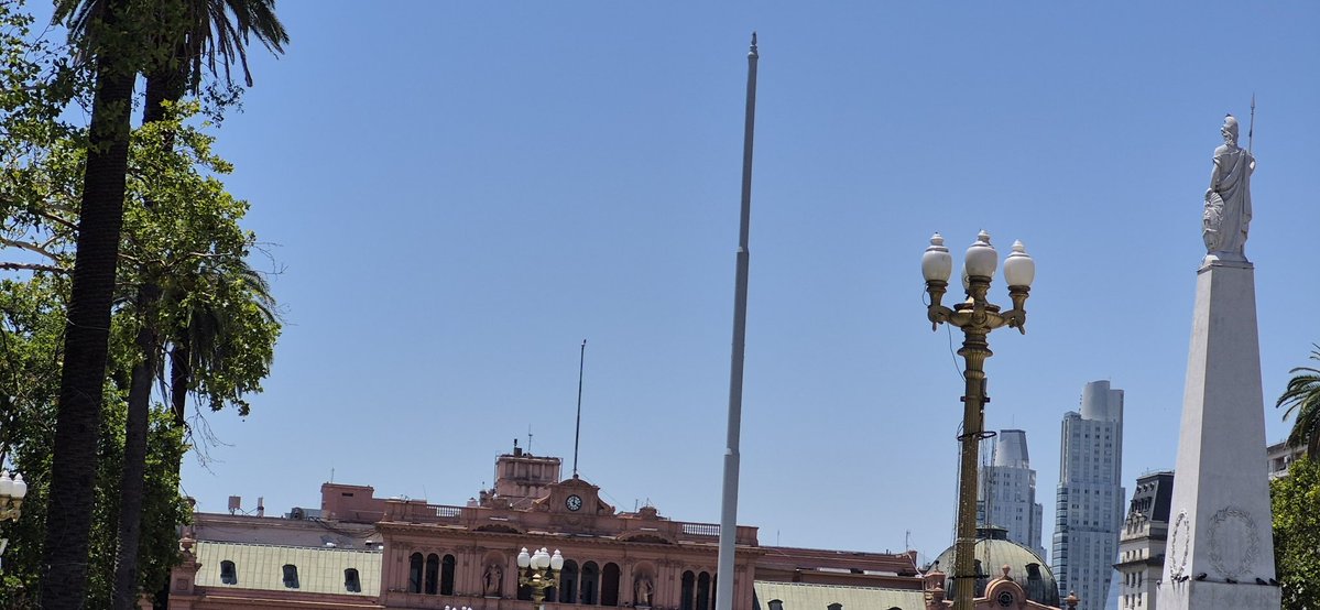 FabianWaldman's tweet image. No hay apuro por arreglar los mástiles e izar la bandera.
Desde el día 2 de enero no flamea ninguna: ni en el acceso más importante de Casa Rosada ni el la Plaza de Mayo.