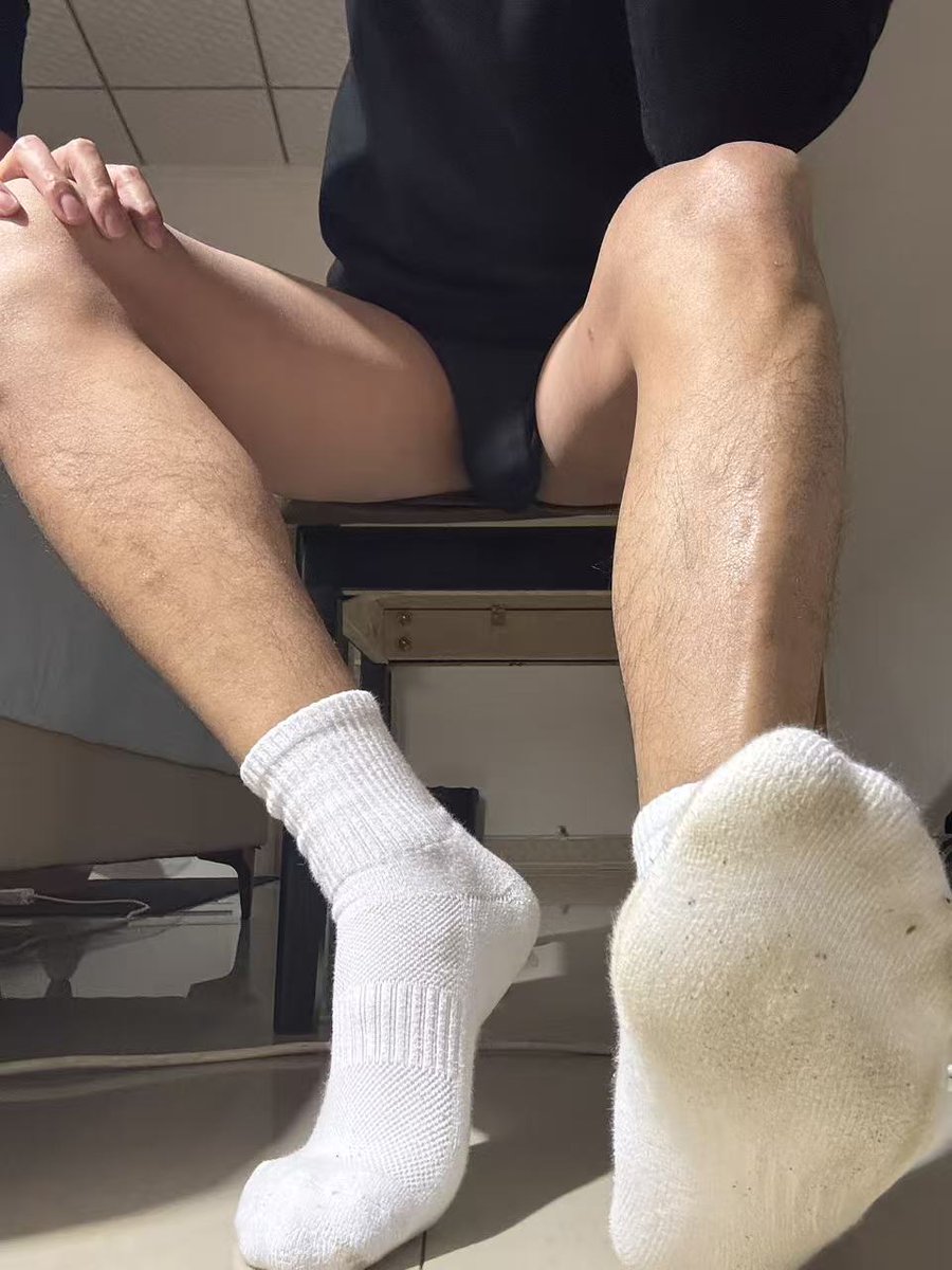 来个狗儿子，给爸爸舔舔脚😃
#白袜体育生 #白袜臭脚 
#原味袜子 #原味白袜