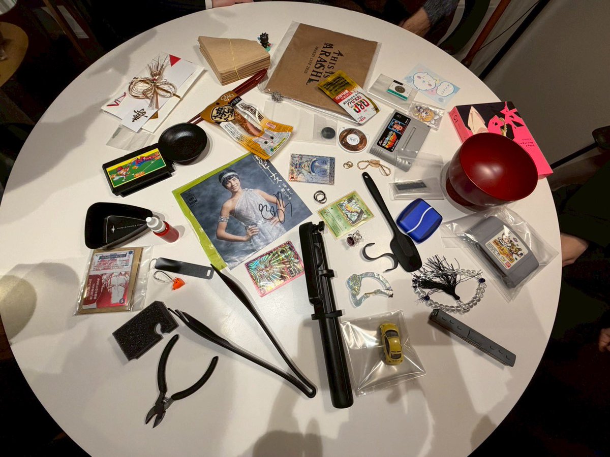 毎年新年に元同僚たちと集まって格付けやってたんだけど、さすがにネタが尽きたので今年は"ほぼ100円ショップ"やりました!
一人5点ほぼ100円のもの+高額商品持ち寄って順番に選んでくルール
どれが高額商品かわかる人いますか? 