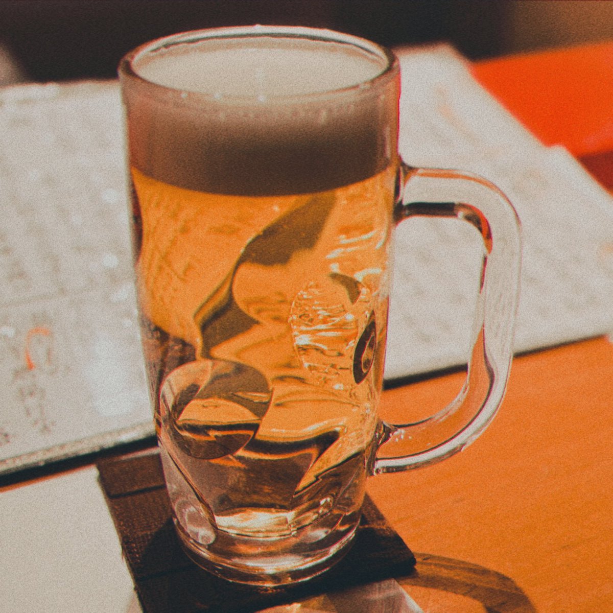 「1Lの生ビール飲んだら哺乳瓶でミルクを飲んでる赤ん坊の気分になる」|あなごのイラスト