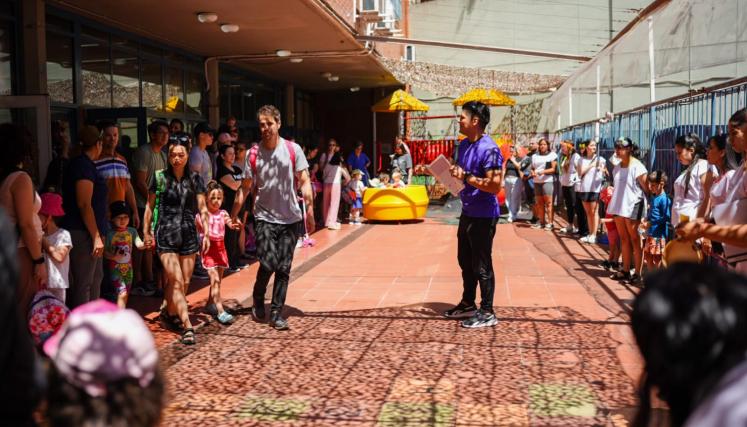 lauritalonso's tweet photo. Soy muy fan de "Vacaciones en la Escuela"🎒. En esta edición verano, más de 20.000 chicos de todos los niveles educativos participan en 77 sedes en toda la Ciudad. Se suman a otros miles en las tradicionales colonias de verano. 
Los distintos talleres y actividades lúdicas alimentan los cambios en las formas de aprendizaje implementados en las escuelas porteñas. No es casual que hayamos logrado en 2025 primeros resultados alentadores en las evaluaciones de lengua y matemática. 
Si te lo perdiste, estate atento a la "edición invierno" durante las vacaciones. ¡Es un gran opción para que los chicos sigan aprendiendo!