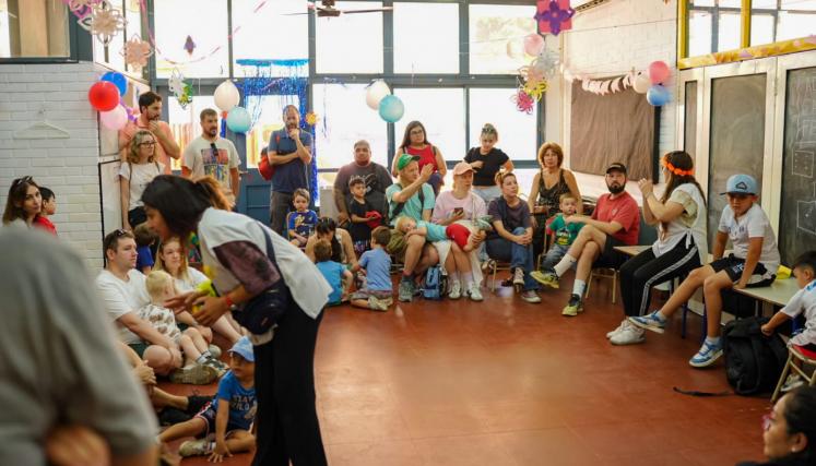 lauritalonso's tweet photo. Soy muy fan de "Vacaciones en la Escuela"🎒. En esta edición verano, más de 20.000 chicos de todos los niveles educativos participan en 77 sedes en toda la Ciudad. Se suman a otros miles en las tradicionales colonias de verano. 
Los distintos talleres y actividades lúdicas alimentan los cambios en las formas de aprendizaje implementados en las escuelas porteñas. No es casual que hayamos logrado en 2025 primeros resultados alentadores en las evaluaciones de lengua y matemática. 
Si te lo perdiste, estate atento a la "edición invierno" durante las vacaciones. ¡Es un gran opción para que los chicos sigan aprendiendo!