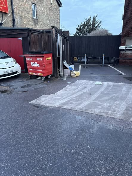 Scaryking's tweet photo. @Tesco, there has been a persistent issue with fly-tipping to the rear of the Marlborough Road Express branch (Romford). Please see the latest below. Can you please arrange for this mess to be cleared before it attracts even more? https://t.co/XIY0LaIert