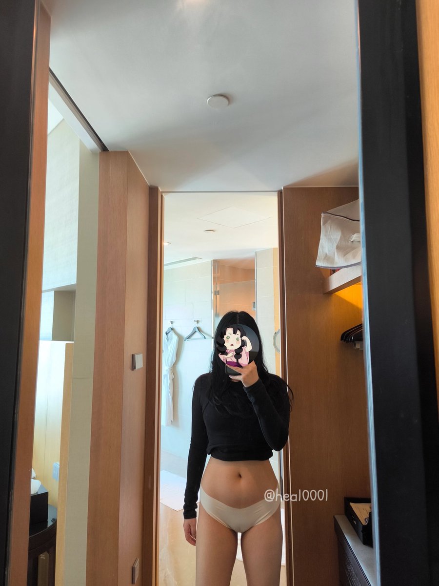 hea10001's tweet photo. 好喜欢这个skims上身的图 https://t.co/jbMnwzJWgT