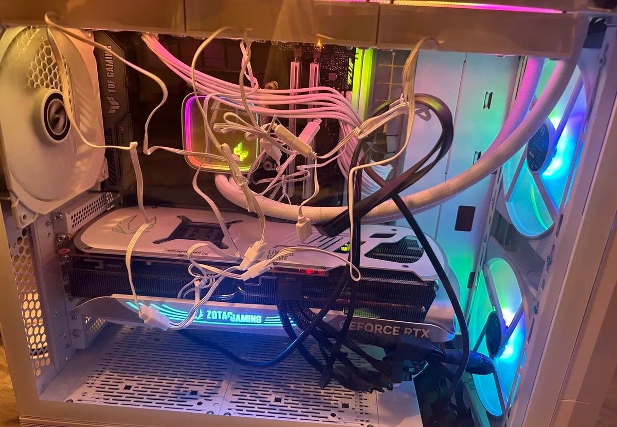 ParagonTweaks's tweet photo. still the FUNNEST PC Building related DM I have ever gotten in my life😭😭😭😭 https://t.co/ofMPClDneE