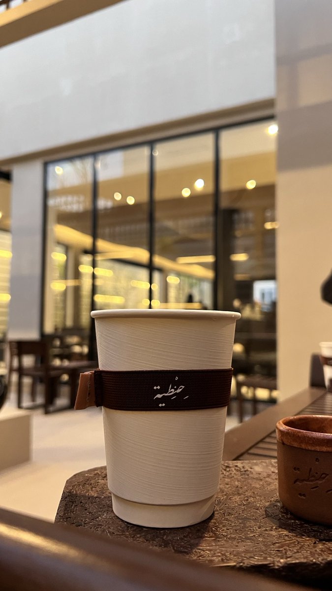 أساير زماني وأتماشى على ممشاه
لو أن النفوس أحيان ماهيب مقتنعة