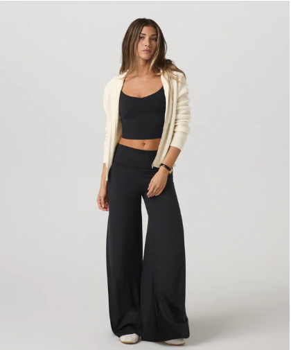 clara_salter's tweet photo. Major Vuori vibes 🙌💖 Comfy, chic, and deals you can’t resist. My cart is full already!
🔗 https://t.co/gS3laZE38O
#VuoriMustHaves #StyleOnTheMove #AthleisureObsessed #DealVibes #SmartBuys https://t.co/MeyzGC7kWO