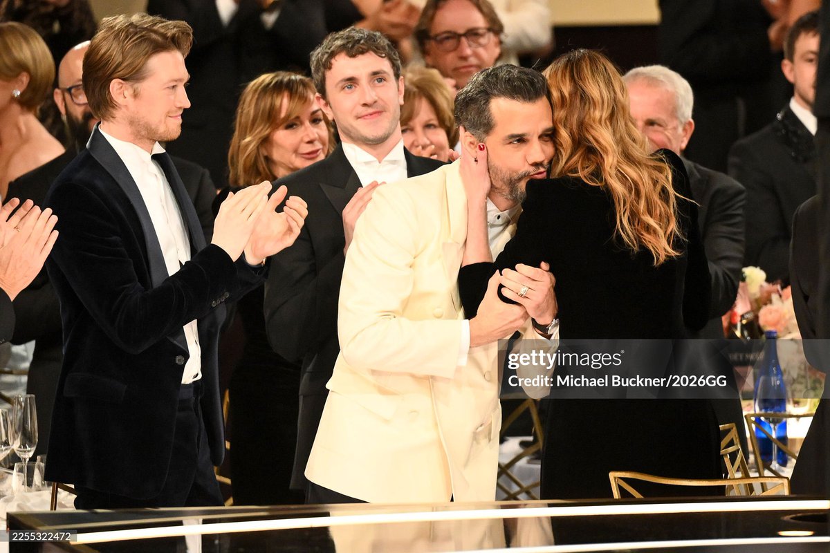 robertsposts's tweet image. julia roberts hugging wagner moura