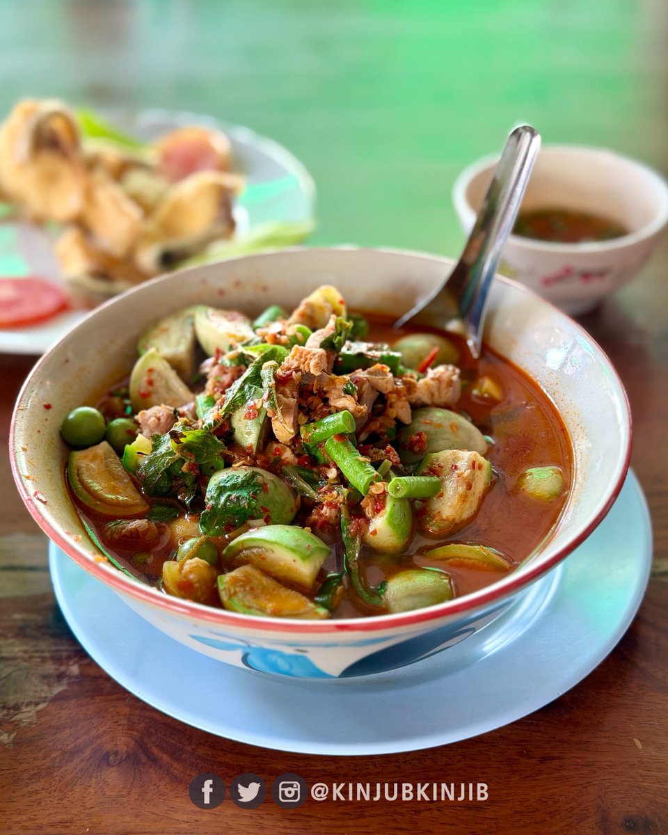 🌟ยกให้เป็นอีกหนึ่งในตำนานร้านอาหารป่าแห่งเมืองกาญฯ กับร้านนี้เลย หมอชู เป็นร้านอาหารในอำเภอท่าม่วง รสชาติเข้มข้นจัดจ้านเผ็ดร้อนถึงใจสุดๆและที่สำคัญราคาไม่แรงด้วย
.
🌶️🔥ใครไม่ทานเผ็ดแนะนำให้สั่งเผ็ดน้อยนะ ขนาดเราสั่งเผ็ดน้อยยังเหงื่อแตกเลย ส่วนเมนูเด็ดของที่นี้ยกให้พวกแกงป่า