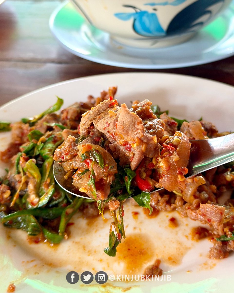 kinjubkinjib's tweet image. 🌟ยกให้เป็นอีกหนึ่งในตำนานร้านอาหารป่าแห่งเมืองกาญฯ กับร้านนี้เลย หมอชู เป็นร้านอาหารในอำเภอท่าม่วง รสชาติเข้มข้นจัดจ้านเผ็ดร้อนถึงใจสุดๆและที่สำคัญราคาไม่แรงด้วย
.
🌶️🔥ใครไม่ทานเผ็ดแนะนำให้สั่งเผ็ดน้อยนะ ขนาดเราสั่งเผ็ดน้อยยังเหงื่อแตกเลย ส่วนเมนูเด็ดของที่นี้ยกให้พวกแกงป่า…