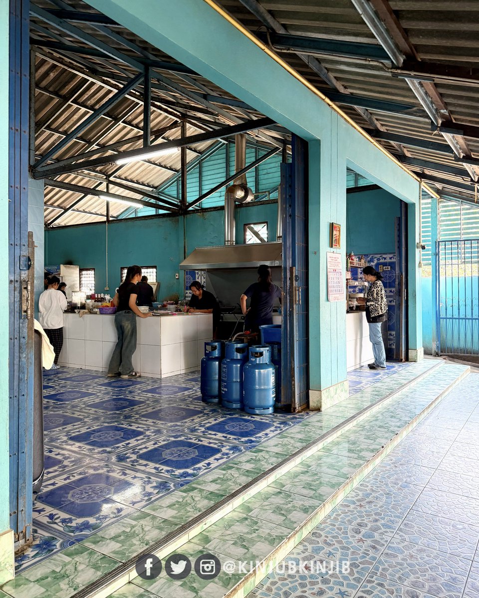 kinjubkinjib's tweet image. 🌟ยกให้เป็นอีกหนึ่งในตำนานร้านอาหารป่าแห่งเมืองกาญฯ กับร้านนี้เลย หมอชู เป็นร้านอาหารในอำเภอท่าม่วง รสชาติเข้มข้นจัดจ้านเผ็ดร้อนถึงใจสุดๆและที่สำคัญราคาไม่แรงด้วย
.
🌶️🔥ใครไม่ทานเผ็ดแนะนำให้สั่งเผ็ดน้อยนะ ขนาดเราสั่งเผ็ดน้อยยังเหงื่อแตกเลย ส่วนเมนูเด็ดของที่นี้ยกให้พวกแกงป่า…