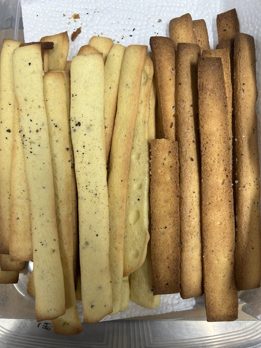 お疲れ様でした！
ビールビール🍺ヽ(´ー｀)

昨日はワンオペで10万以上売上げたけど、今日はひと組でした。
ヒマだったから、おつまみクッキー作って形悪いヤツお客さんにサービスで出した。
わりと好評だった(^-^)