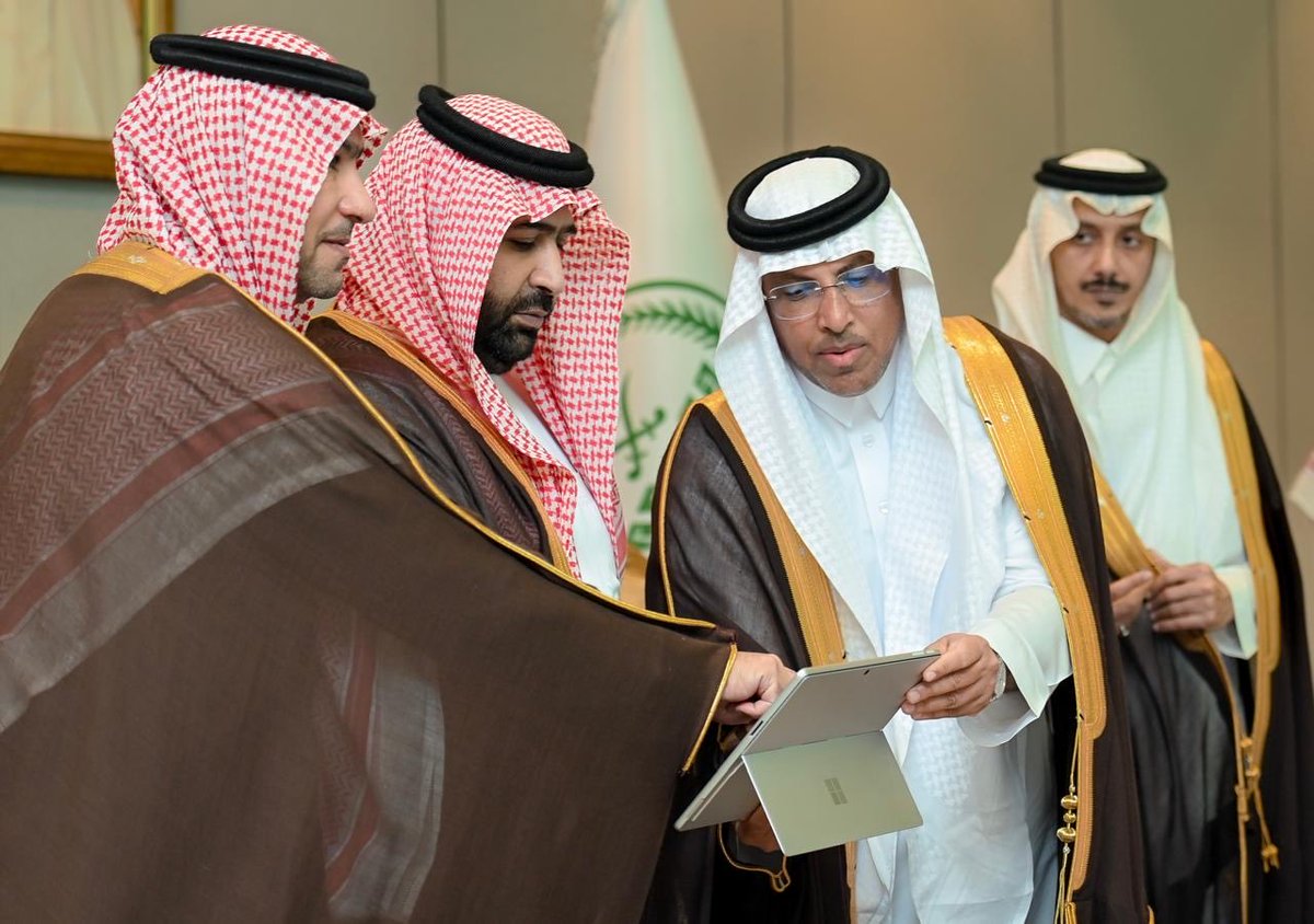 التقيت اليوم بأخي معالي وزير البلديات والإسكان الأستاذ ماجد الحقيل، ودشنا ووضعنا حجر الأساس لـ 383 مشروع خدمي وتنموي بجازان، بتكلفة إجمالية تجاوزت الـ 5 مليار ريال، بدعم لا محدود من القيادة الرشيدة - حفظها الله - والتي تهدف لتحسين جودة حياة المواطن والمقيم، وتحقيق نمط الحياة