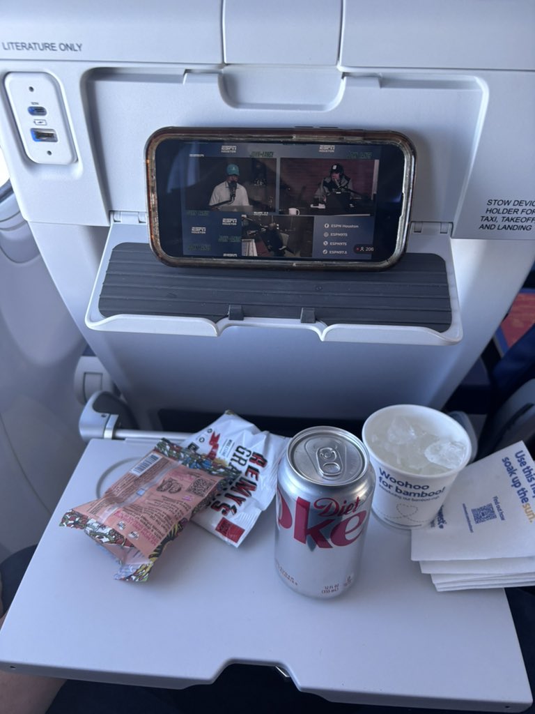 whowuz's tweet photo. I can’t pump it up from the plane, but tonight starts Aaron Rodgers retirement party …. Pump it up @LanceZierlein @DELv2 @johngranato https://t.co/6VmEdbq8gT