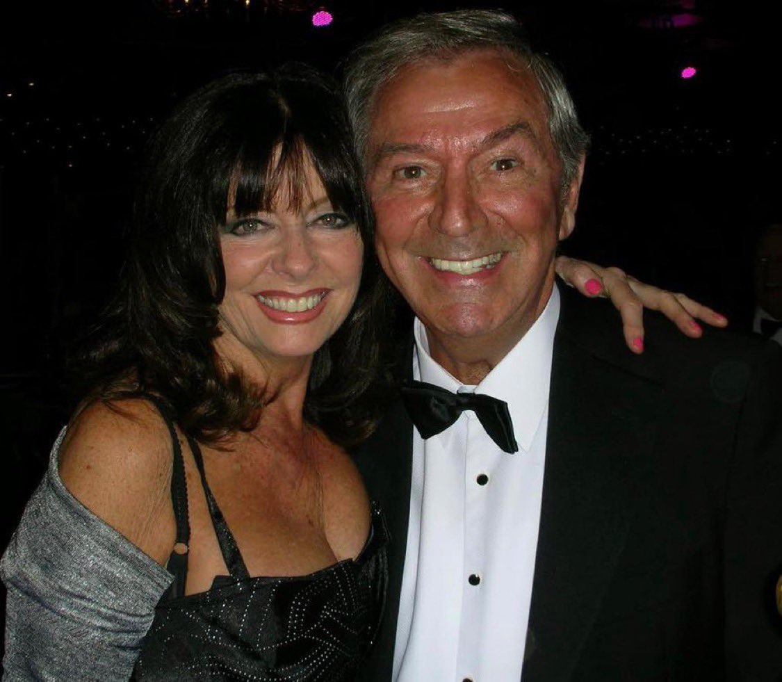 vickimichelle's tweet photo. Happy Heavenly Birthday Des O’Connor. CBE. Wonderful entertainer, lovely man. Brilliant on #DesOConnorShow Fabulous with #MorcambeAndWise Great memory at a Water Rats event. #Countdown @RoyalVariety @LondonPalladium #DesandMel #TakeYourPick #MondayVibes https://t.co/wQjP7FBejB