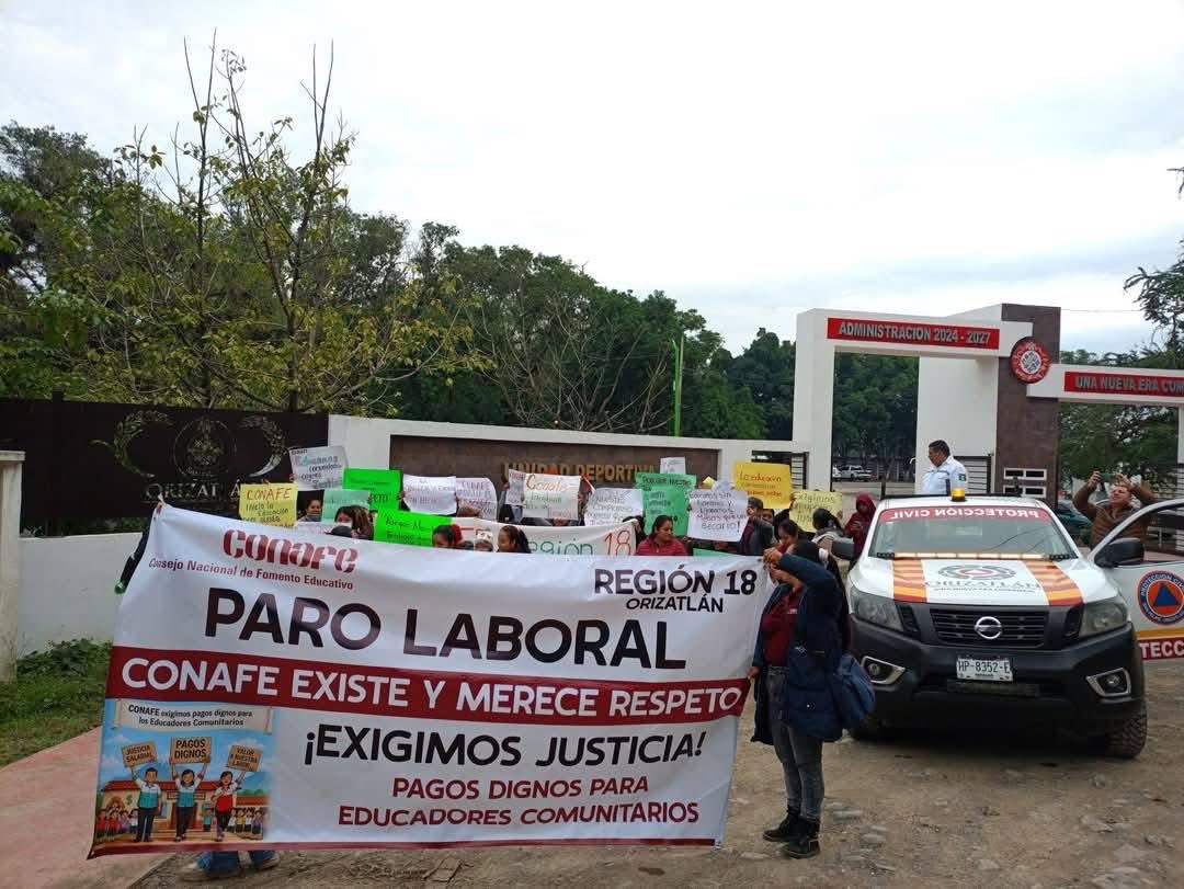 puntoporpuntomx's tweet image. ⭕️👩🏻‍🏫|| En San Felipe Orizatlán, maestros de #CONAFE se manifiestan en el crucero de Coacuilco para exigir un mejor salario y que sea reconocida su labor docente