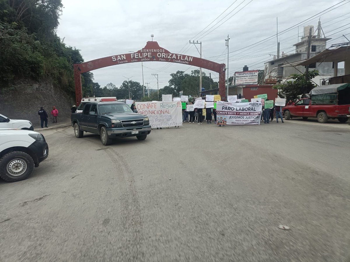 puntoporpuntomx's tweet image. ⭕️👩🏻‍🏫|| En San Felipe Orizatlán, maestros de #CONAFE se manifiestan en el crucero de Coacuilco para exigir un mejor salario y que sea reconocida su labor docente