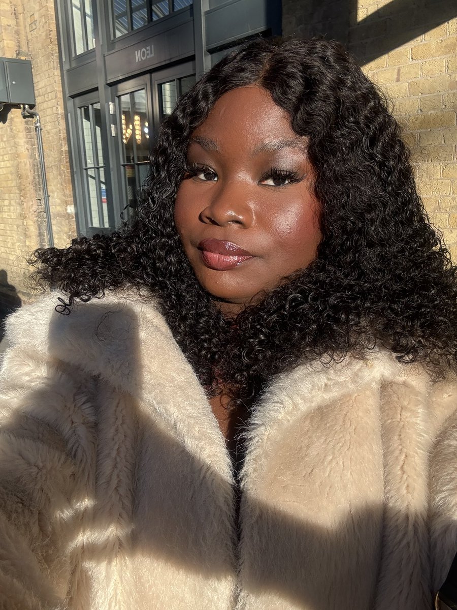 theoyebolanle's tweet photo. looking like @larabillionaire maybe it is the makeup🤭🤭 https://t.co/DXuCZqtH2G