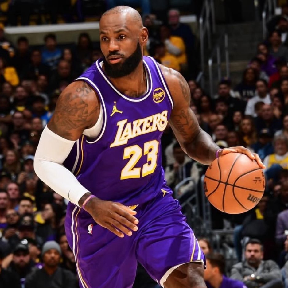 BetClem_'s tweet photo. BETS NBA N°2 🏀🇺🇸 13/01 🗓️

🇺🇸 L. James PRP +36.5 @1.86 (1.5%)
Meilleures cotes ici 👇
https://t.co/yTDWeM6veJ

✍️ LeBron James passe le cut 75% du temps en H2H face aux King's (6/8) pour une moyenne de 44.3 PRP par match. Sur ces 4 derniers matchs il passe le cut 100% du temps pour une moyenne de 45 de PRP.

Le King 👑 qui affronte les King's ça a du sens non? Plus sérieusement LeBron a raté le début de saison et s'est mis depuis quelques semaines bien en jambes et nous ressort des perfs impressionnante. Sacramento est là 27e pire défense de la ligue dans ces 3 catégories (PRP) , bon match up , win a prendre pour les Lakers qui sont toujours sans Reaves.

Je joue également une pièce sur le triple double de LeBron @11.50 (0.1%) (il n'en a toujours pas fait sur la saison) et sur son double double @3.22 (0.4%) et j'ai pas pu résister de mettre également sur Doncic triple double @9.75 (0.2%).

📊 @propsdotcash 

Recherche faite à l'aide de : https://t.co/OXQyRa44Bj  25% de réduction avec le code promo CLEM25

Tu souhaites soutenir mon analyse et mon travail ? 👨‍💻
Inscris-toi ici 👇
https://t.co/yTDWeM6veJ
Code promo : BETCLEM
🎁 50% de ton 1er dépôt en freebet jusqu'à 200€

Début 4h00 🕑
💚 Si tu soutiens 
#TeamParieur #NBA