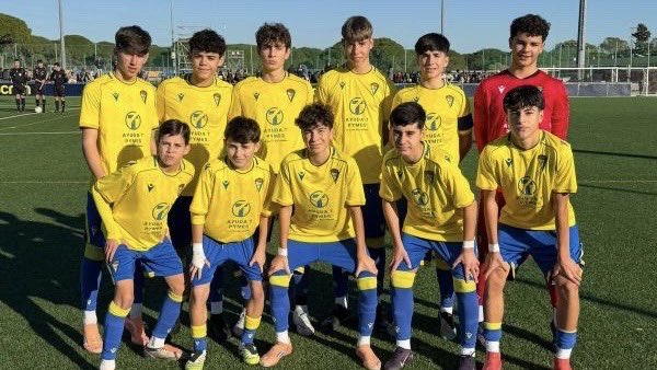 JMCMerino6's tweet photo. 🟡🔒 El #CádizCF echa el cerrojo en la División de Honor

Aitor García, Ignacio Cala y Miguel Delgado mantuvieron la portería a cero en el Juvenil (0-3), Cadete (5-0) e Infantil (4-0); respectivamente.

Además, tanto los de Pedro Mateos, con 11, como los de Manuel Ramírez, con 6, son los 𝐞𝐪𝐮𝐢𝐩𝐨𝐬 𝐜𝐨𝐧 𝐦𝐞𝐧𝐨𝐬 𝐠𝐨𝐥𝐞𝐬 𝐞𝐧𝐜𝐚𝐣𝐚𝐝𝐨𝐬 de sus grupos. Y, por su parte, el Infantil de Rubén Romo tiene el segundo registro más bajo (17).