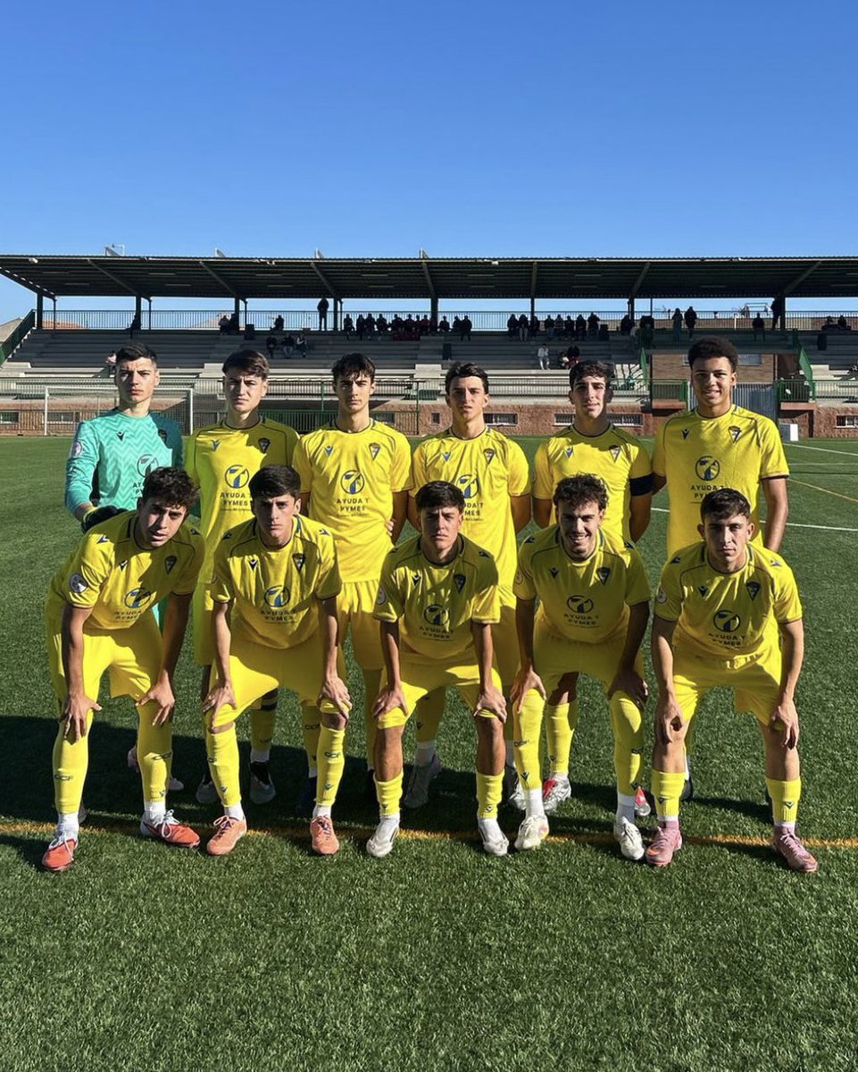 JMCMerino6's tweet photo. 🟡🔒 El #CádizCF echa el cerrojo en la División de Honor

Aitor García, Ignacio Cala y Miguel Delgado mantuvieron la portería a cero en el Juvenil (0-3), Cadete (5-0) e Infantil (4-0); respectivamente.

Además, tanto los de Pedro Mateos, con 11, como los de Manuel Ramírez, con 6, son los 𝐞𝐪𝐮𝐢𝐩𝐨𝐬 𝐜𝐨𝐧 𝐦𝐞𝐧𝐨𝐬 𝐠𝐨𝐥𝐞𝐬 𝐞𝐧𝐜𝐚𝐣𝐚𝐝𝐨𝐬 de sus grupos. Y, por su parte, el Infantil de Rubén Romo tiene el segundo registro más bajo (17).
