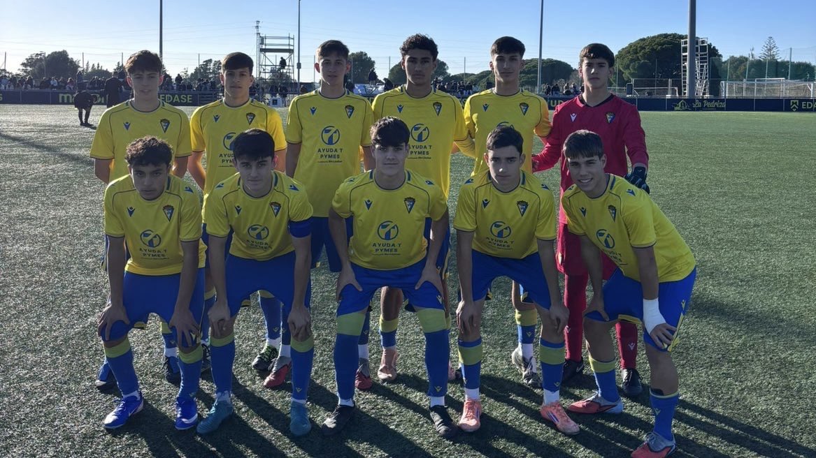 JMCMerino6's tweet photo. 🟡🔒 El #CádizCF echa el cerrojo en la División de Honor

Aitor García, Ignacio Cala y Miguel Delgado mantuvieron la portería a cero en el Juvenil (0-3), Cadete (5-0) e Infantil (4-0); respectivamente.

Además, tanto los de Pedro Mateos, con 11, como los de Manuel Ramírez, con 6, son los 𝐞𝐪𝐮𝐢𝐩𝐨𝐬 𝐜𝐨𝐧 𝐦𝐞𝐧𝐨𝐬 𝐠𝐨𝐥𝐞𝐬 𝐞𝐧𝐜𝐚𝐣𝐚𝐝𝐨𝐬 de sus grupos. Y, por su parte, el Infantil de Rubén Romo tiene el segundo registro más bajo (17).