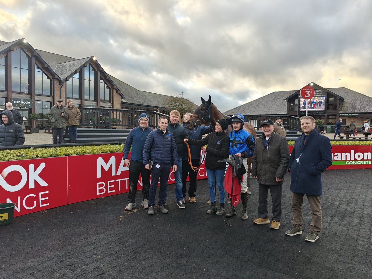 punchestownrace's tweet photo. LOUGH NIGARA
Wins the @TeamMatchbook Handicap Hurdle for Eoin Griffin, @RickyDoyle94 &amp; @DunglenRacing https://t.co/K6ryKCSuTG