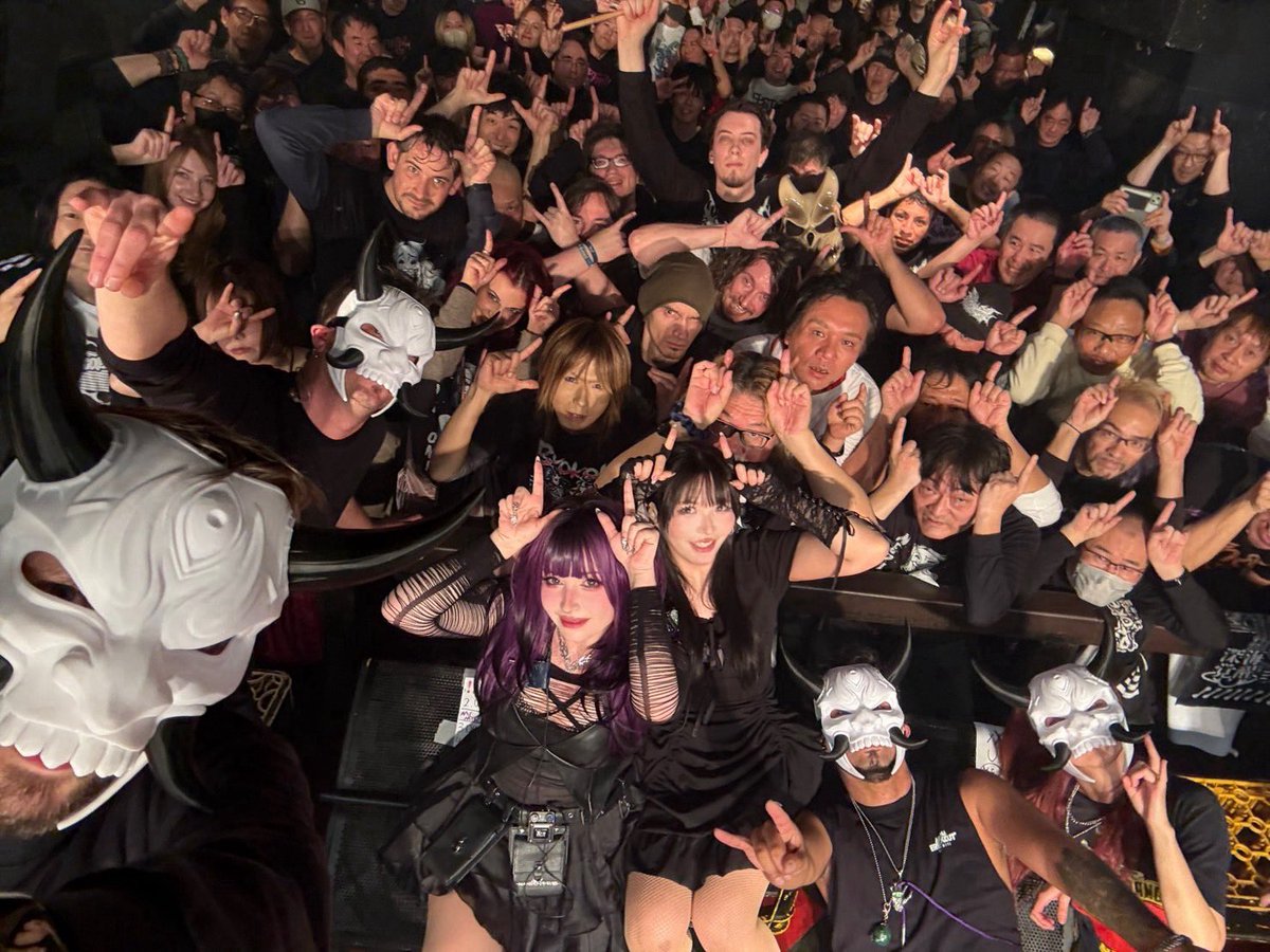 neononimetal's tweet photo. 二回目のライブにご来場いただきありがとうございました！
たくさんのミニオニたちが一緒に盛り上がってくれて本当に嬉しかったです🔥

これからミニオニたちと一緒にどんな景色を見に行けるか、とても楽しみです👹💖

ついてきてください！！

Setlist
XxSHINExX
UR nOt aLonE
MC
don't forget ur mask
HIKIKOMORI
GIVE ME GACHAPON
MC
S1CK
oni slayerz!
SATORi SEDAi